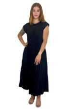 črna plisirana obleka