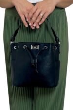 črna bucket torbica