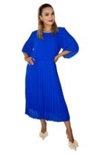 modra plisirana obleka